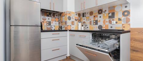 Kühlschrank, Mikrowelle, Herdplatte, Geschirrspüler