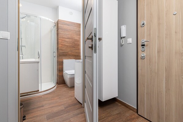 Shower, hair dryer, towels