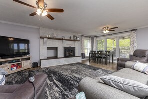 Smart TV, fireplace