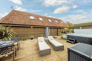 Terrace/patio - Cartshed Lodge, Hoveton, Norfolk (Hoveton)