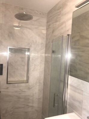 Apartment | Bathroom | Combined shower/bathtub, deep-soaking bathtub, hair dryer, towels