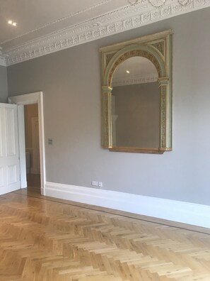 Apartment | 3 bedrooms, iron/ironing board, free WiFi, bed sheets - Luxurious 3-bed Apartment in Conservation Area (Glasgow)