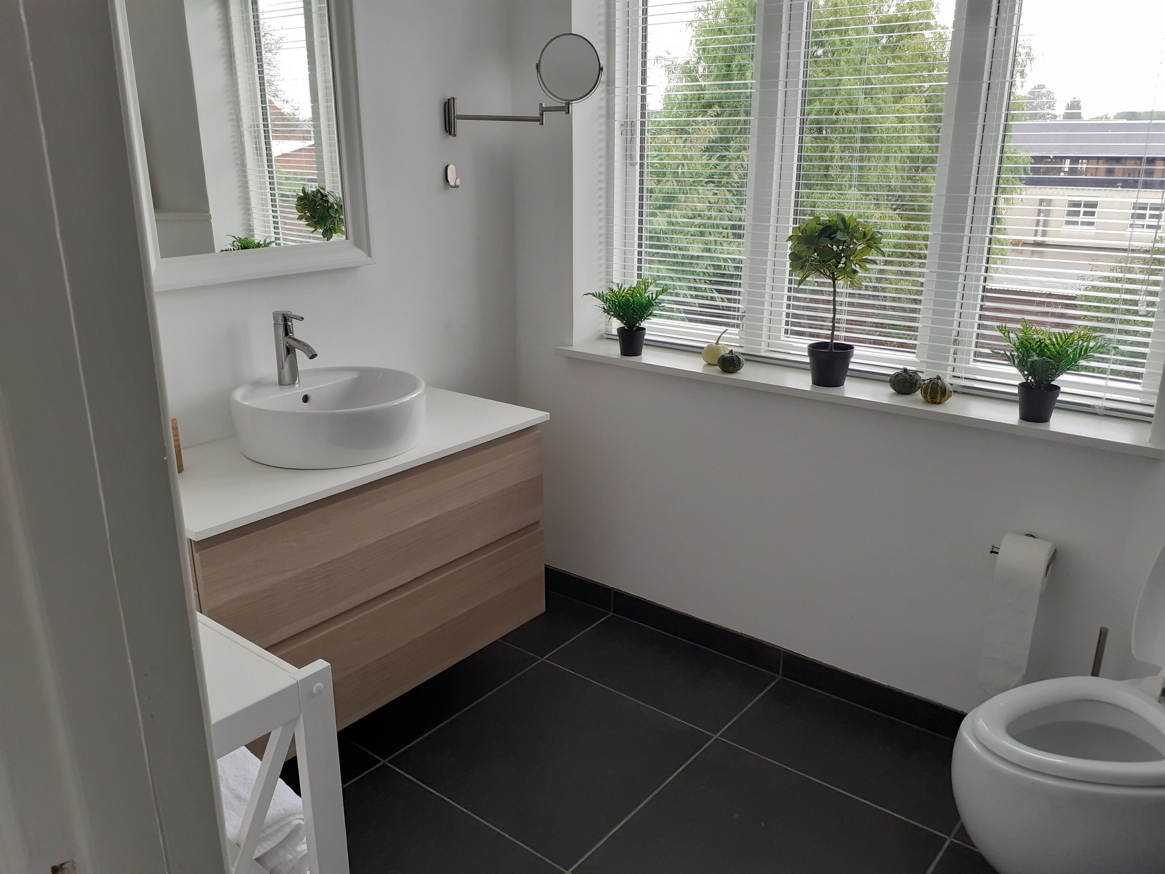 Een douche, een haardroger, handdoeken, zeep