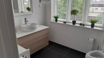 Chuveiro, secador de cabelo, toalhas de banho, sabonete