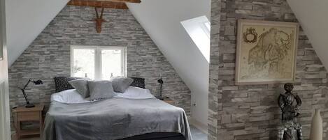 3 makuuhuonetta, tallelokero huoneessa, silitysrauta/-lauta