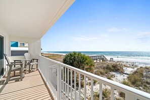 Property grounds - Beachfront Corner Condo | Sleeps 7 | Pool, Balcony & Free Beach Service – Okaloosa Island (Fort Walton Beach)