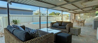 Weja - 4 Bedroom family home with a pool