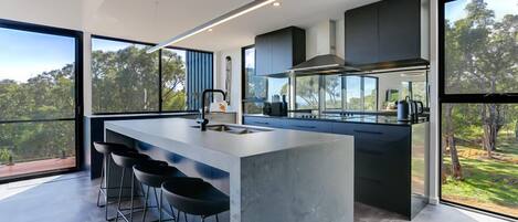 Microondas, horno, lavavajillas y cafetera y tetera