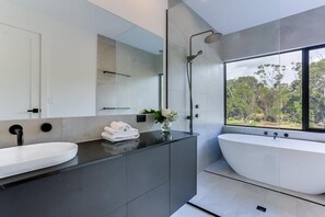 Bathtub - Carpe Artes – Peaceful Creative Luxury with Ocean Views (Margaret River)