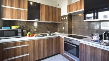 Deluxe Apartment | Private kitchen | Oven, stovetop, dishwasher, electric kettle