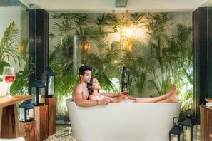 مغطس/حوض استحمام عميق