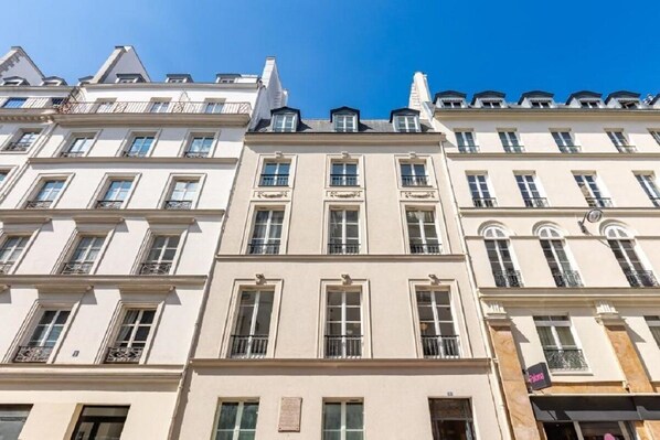 Exterior - An uber chic apartment next to Louvre (Paris)
