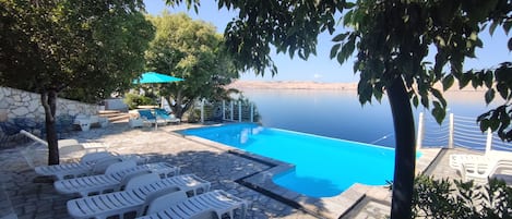 Piscine extérieure, piscine chauffée