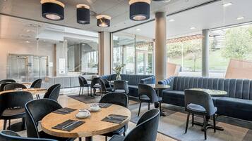 Se ofrece un desayuno a la carta todos los días (18 EUR por persona)