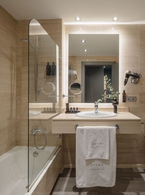 Baignoire, articles de toilette gratuits, sèche-cheveux, bidet