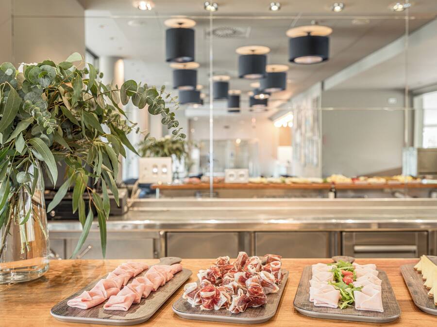 Daily cooked-to-order breakfast (EUR 18 per person)