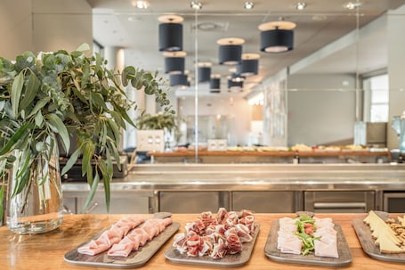 Desayuno a la carta diario (EUR 18 por persona)