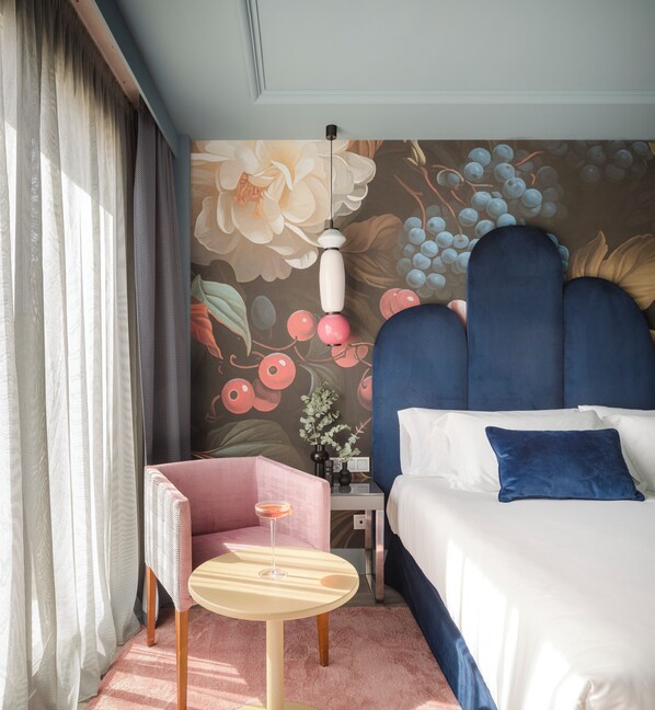 Minibar, coffres-forts dans les chambres, bureau