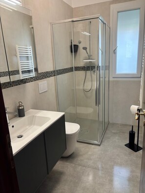 Douche, sĂšche-cheveux, serviettes fournies, savon