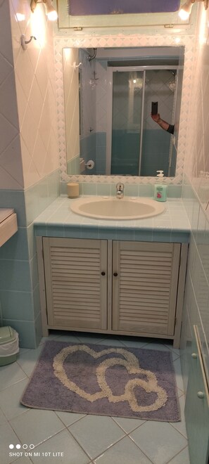 Dusche, Haartrockner, Bidet, Handtücher