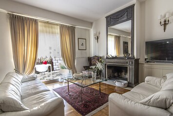 The luminous living room.