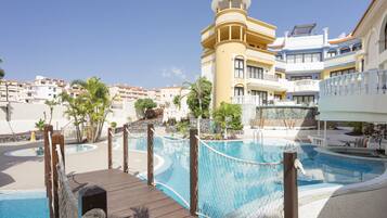 Udendørs pool, åben fra kl. 08.00 til kl. 19.00, parasoller, liggestole