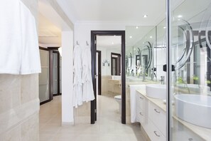Separate tub and shower, hair dryer, towels - Atlas Suites Tenerife (Arona)