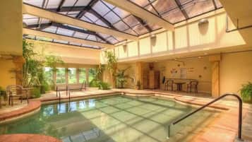 Een binnenzwembad, een buitenzwembad