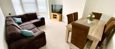 Căn hộ | Phòng khách | TV 30-inch có truyền hình cáp