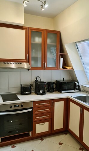 Refrigerador, microondas, horno, placa de cocina
