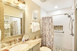 Combined shower/tub, hair dryer, towels