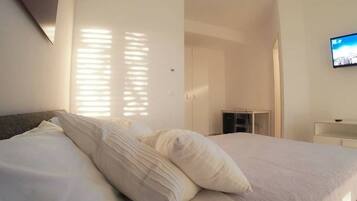 2 chambres, coffres-forts dans les chambres, bureau