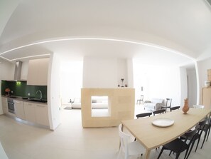 A modern kitchen with white cabinets, a green backsplash, and a dining area with a wooden table and chairs. - Salento - Villa con piscina a pochi km dal mare e da Lecce (Leverano province of Lecce)