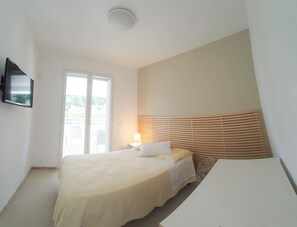 2 quartos, cofres nos quartos, escrivaninha