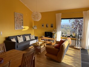 Smart TV, fireplace, DVD player, books - Dream house on the Maar (Schalkenmehren)