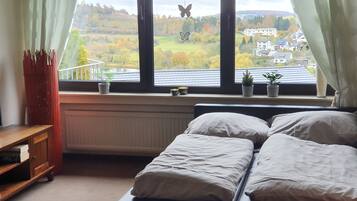 7 Schlafzimmer, Reisekinderbett, kostenloses WLAN, Bettwäsche