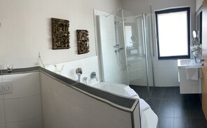 Badewanne, Haartrockner, Handtücher, Seife