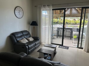 Departamento, varias camas | Área de sala de estar | Televisión de 30 pulgadas con canales por cable 