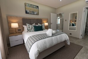 3 habitaciones, caja de seguridad en la habitación y escritorio 