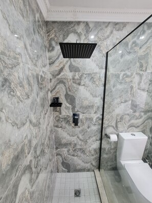 Dusj, hårføner, håndklær og såpe