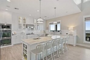 Kühlschrank, Mikrowelle, Geschirrspüler