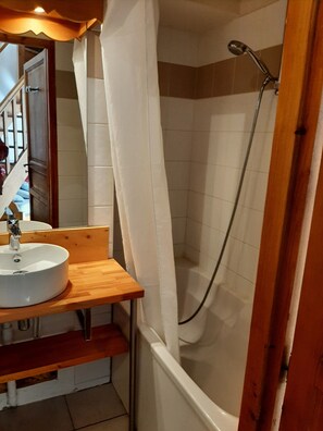 Tina, secadora de cabello, jabón, papel de baño 