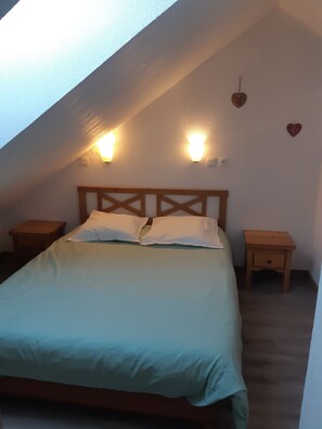 3 chambres, bureau, fer et planche à repasser, lit parapluie