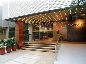 Exterior - Vaccinated Staff - Capital O 820 Guijo Suites Makati (Makati)
