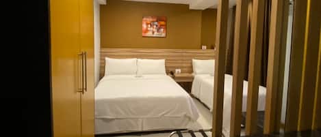 Habitación triple Deluxe | Escritorio, wifi gratis y ropa de cama