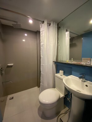 Habitación Deluxe doble | Baño | Ducha, cabezal de ducha tipo lluvia, bidé y toallas