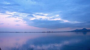 Una masa de agua tranquila que refleja un cielo nublado.