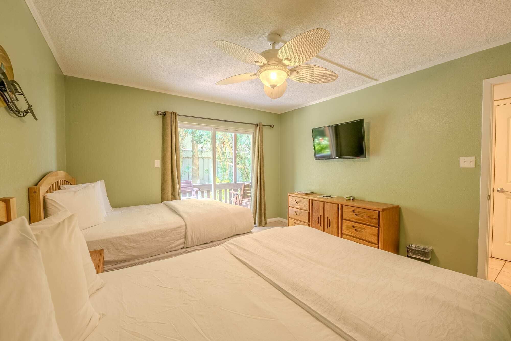 1 soverom, skrivebord, strykejern/-brett og reiseseng for barn