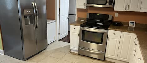 Jääkaappi, mikroaaltouuni, uuni, liesi