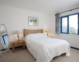 4 habitaciones, decoración personalizada y muebles diferentes 